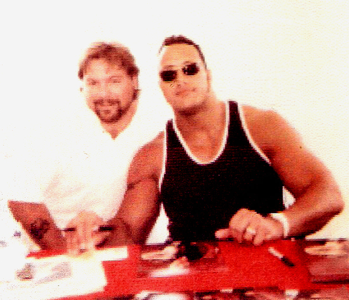 AM153 The Rock Autographed WWF RAW Wrestling Magazine w/COA