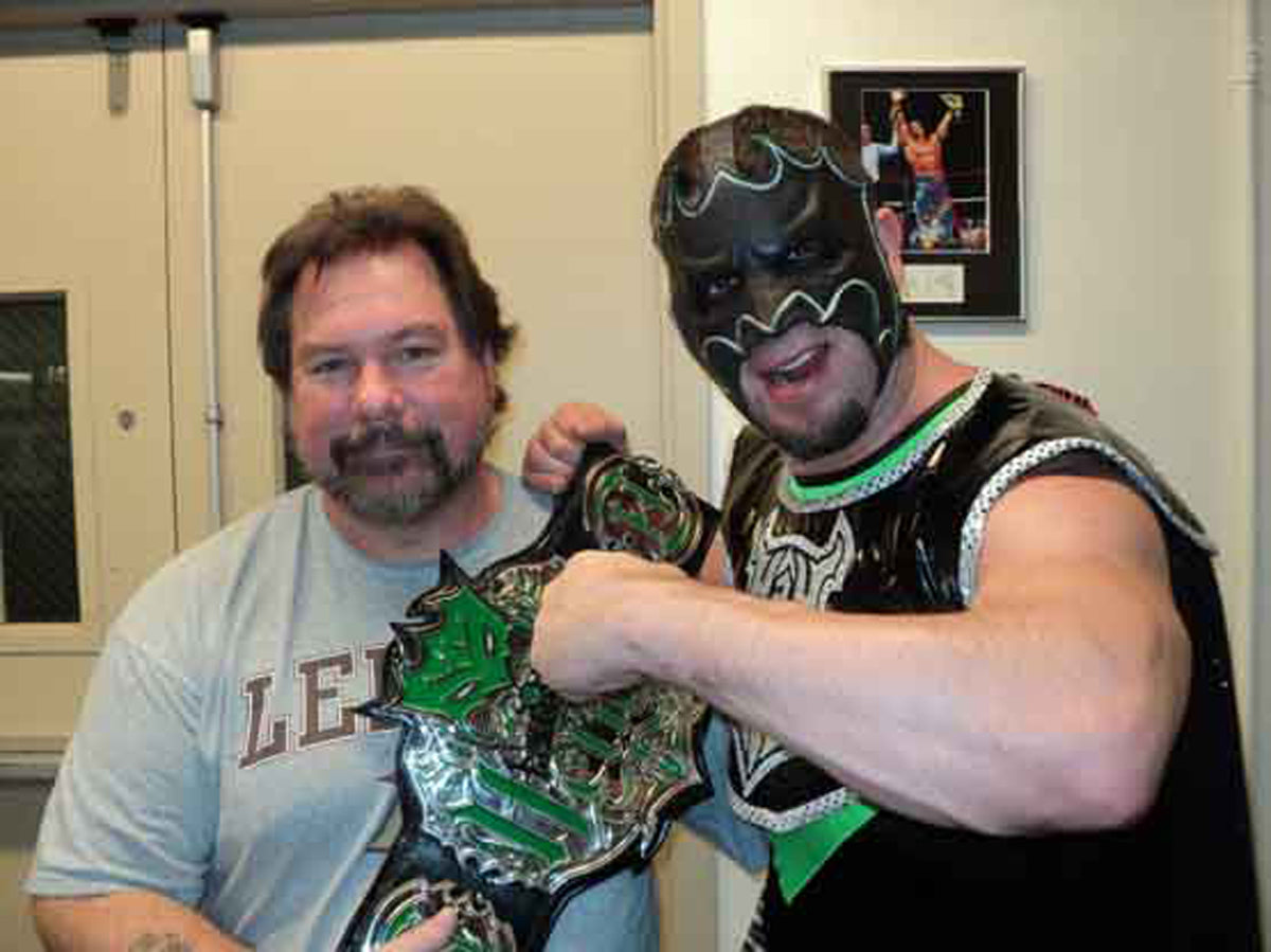 AM722 The Hurricane VERY RARE Autographed Vintage Wrestling Magazine w/COA