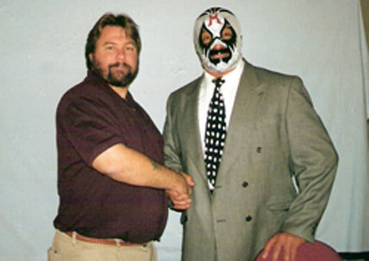 AM433 Mil Mascaras Superstar Billy Graham Autographed Vintage Wrestling Magazine w/COA