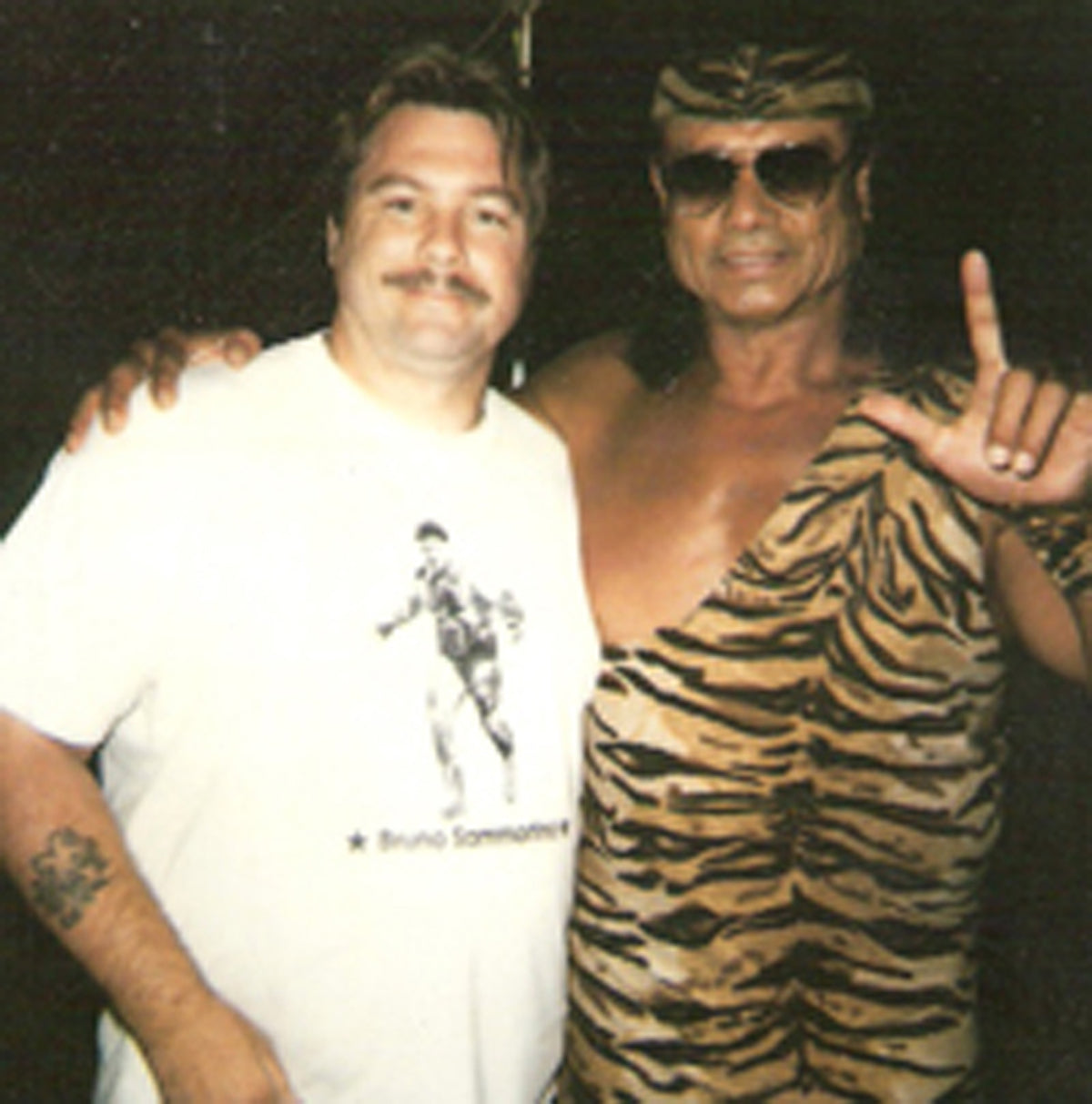 AM362 Tony Atlas Mil Mascaras Jimmy Snuka ( Deceased )  Autographed vintage Wrestling Magazine w/COA