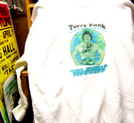 C28  Terry Funk Autographed  Pro Wrestling World Sweat Shirt w/COA