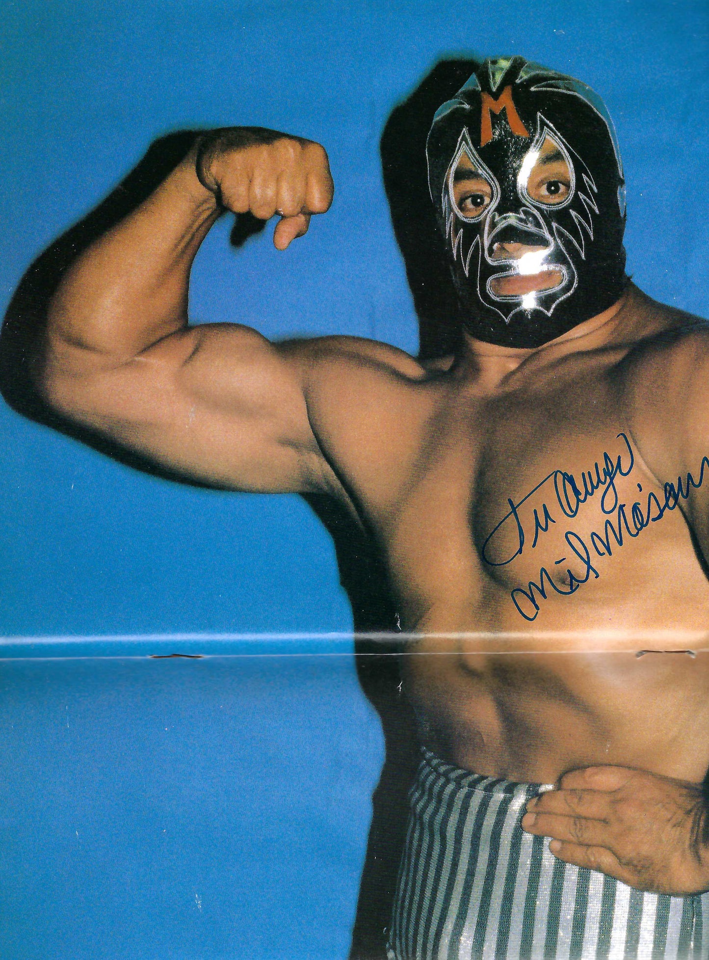 AM431  Mil Mascaras  Autographed Vintage Wrestling Magazine and Poster w/COA