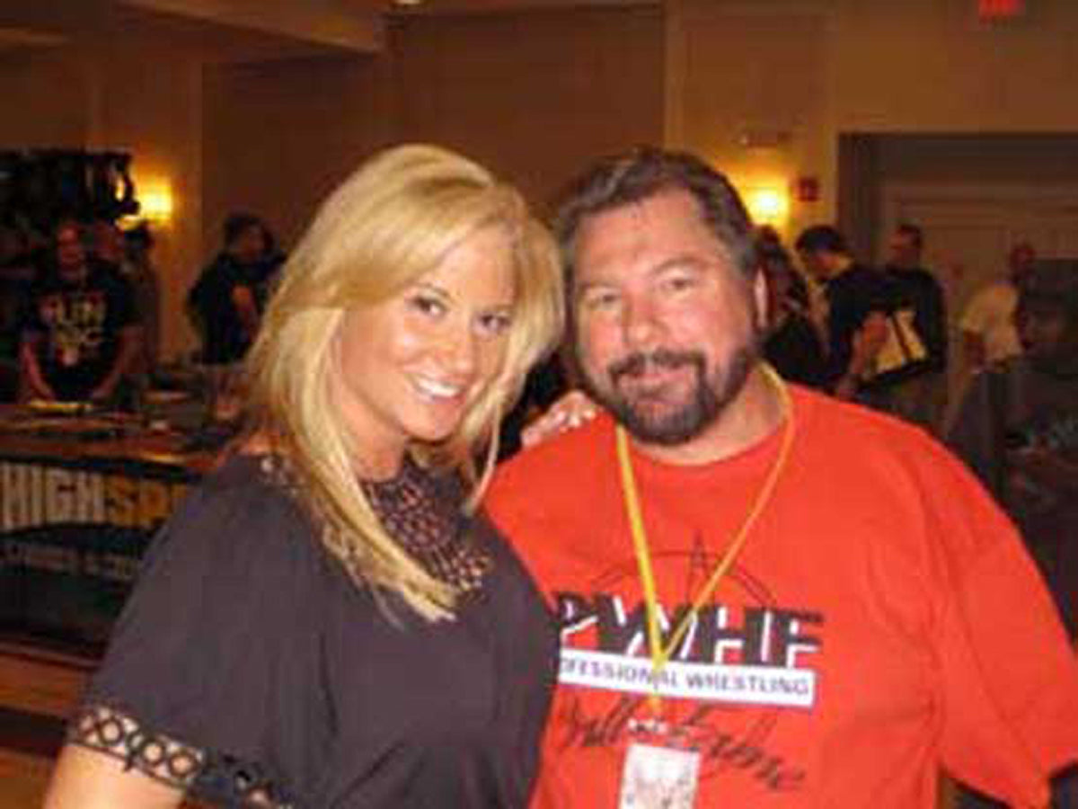 AM100  Sherri Martel ( Deceased ) Sunny Autographed  Wrestling  Magazine w/COA