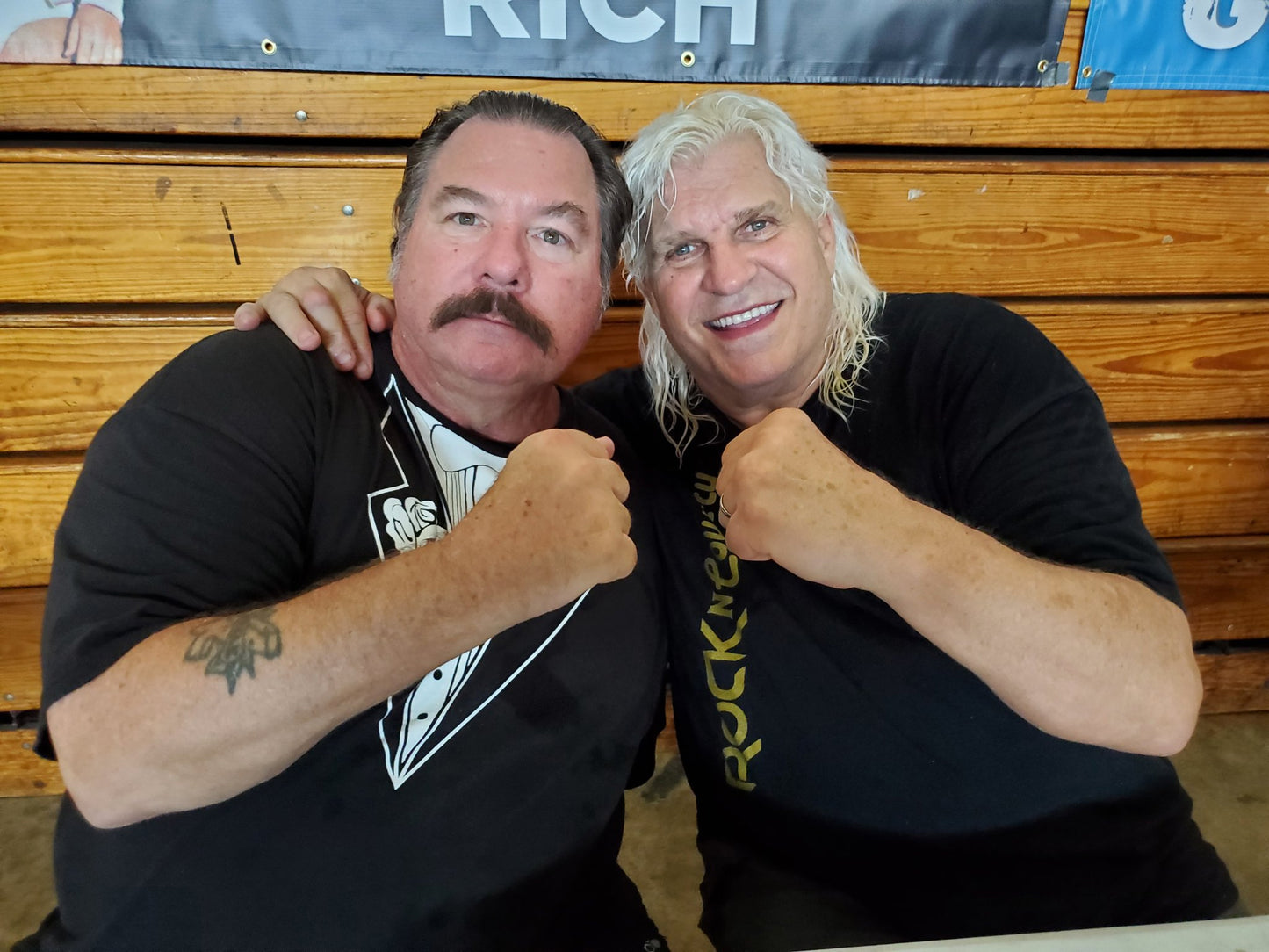 BD261  Hulk Hogan  Tommy Rich   VERY RARE Autographed Vintage Wrestling Magazine  w/COA